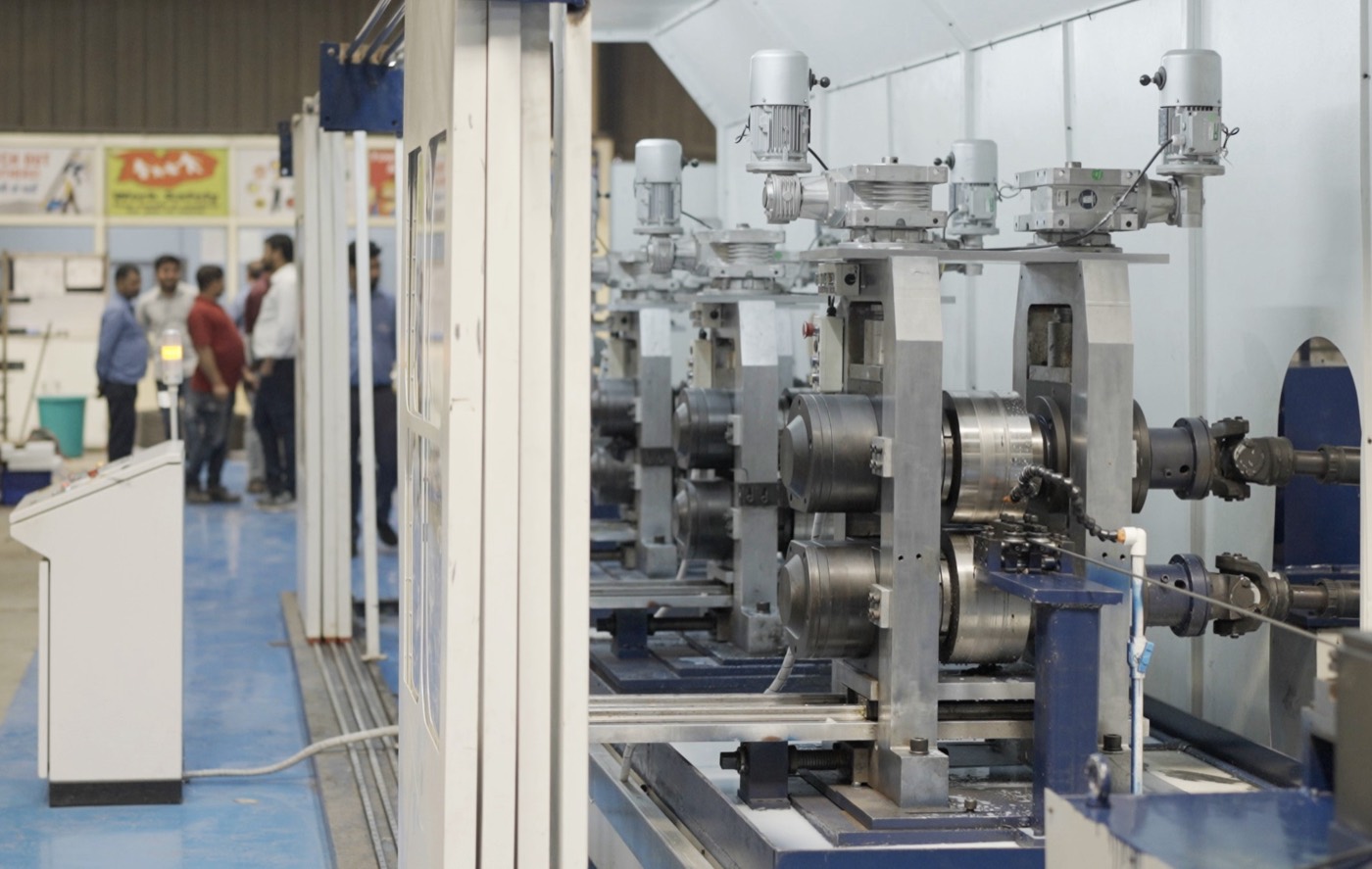 High precision dancerless mill stand in operation